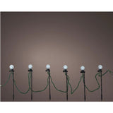 Catena di luci LED con 6 picchetti da giardino su sfondo neutro, luci fredde accese