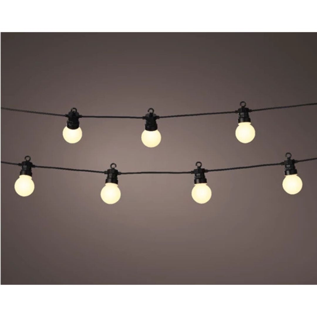 Catena luminosa con 10 lampadine LED a luce calda accesa su sfondo neutro