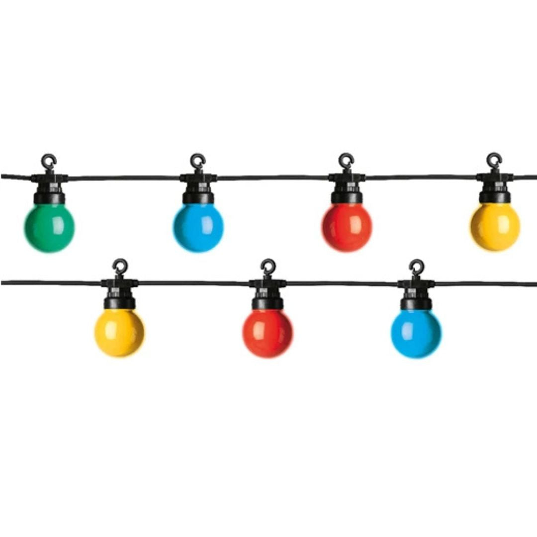 Catena luminosa multicolore da esterno con lampadine LED colorate su sfondo bianco