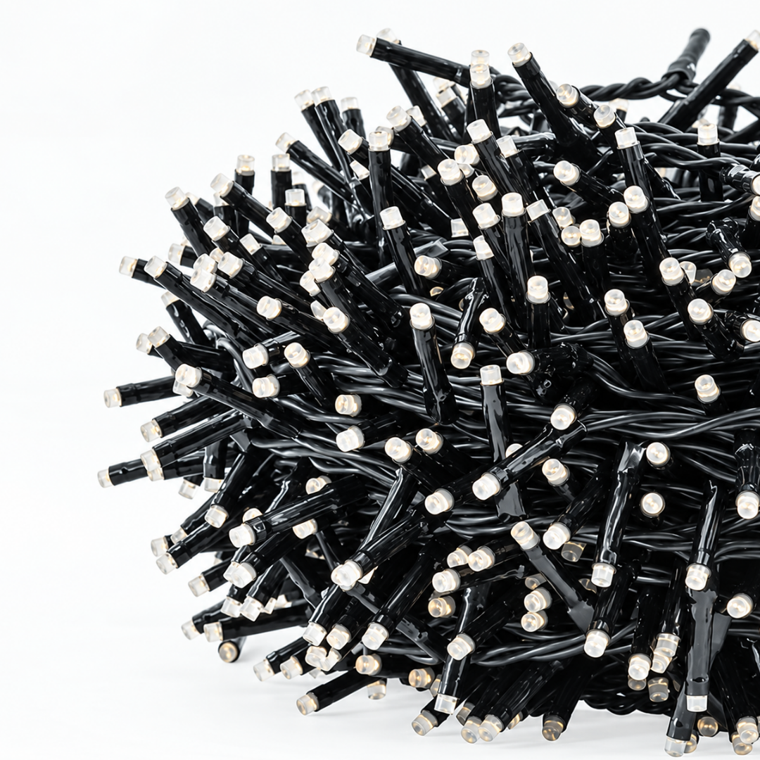 Dettaglio ravvicinato dei mini LED spenti con terminali trasparenti e cavo nero intrecciato.