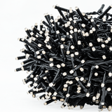 Dettaglio ravvicinato dei mini LED spenti con terminali trasparenti e cavo nero intrecciato.