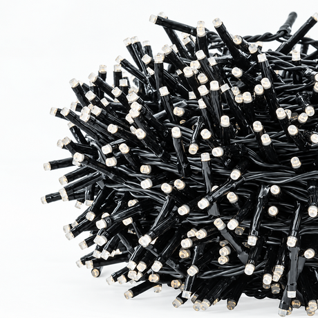 Dettaglio ravvicinato dei mini LED spenti con terminali trasparenti e cavo nero intrecciato.