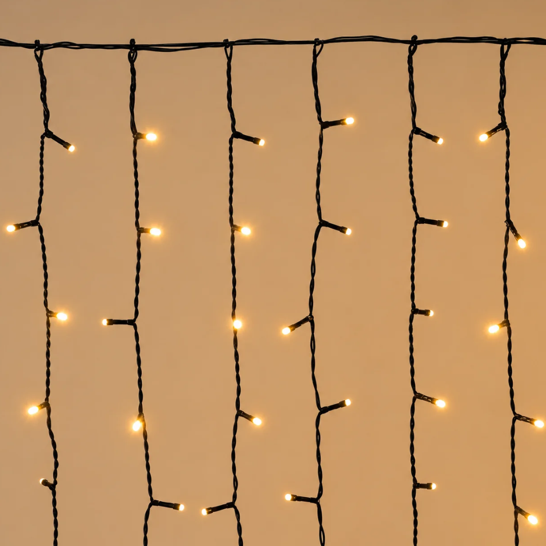 Dettaglio della tenda natalizia Ice Light con luci LED bianco caldo e fili verticali di diverse lunghezze.