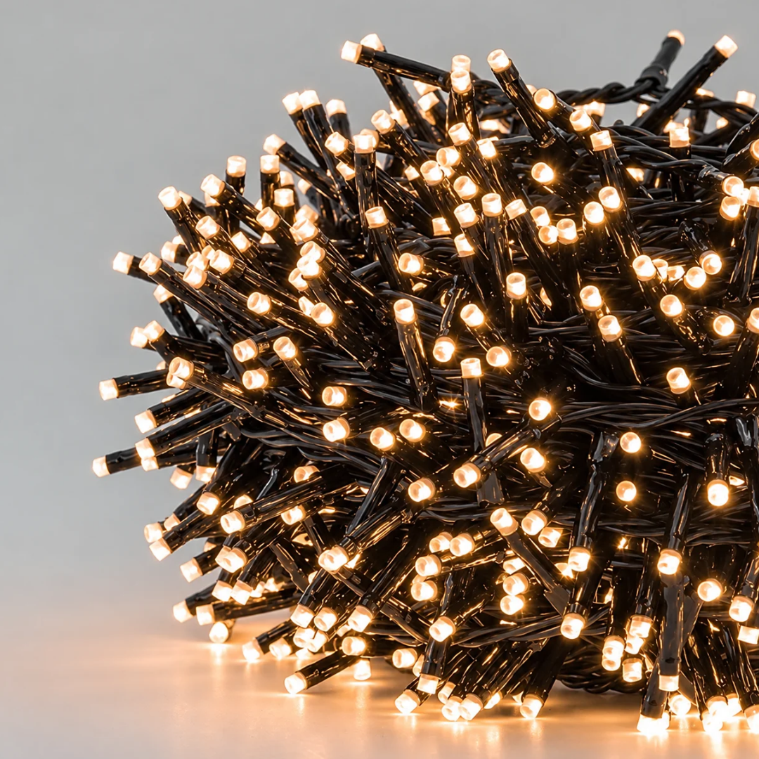 Dettaglio dei mini LED accesi a luce bianco caldo su cavo nero intrecciato.