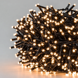 Dettaglio dei mini LED accesi a luce bianco caldo su cavo nero intrecciato.