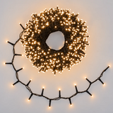 Catena luminosa Lotti da 30 metri con 1000 mini LED accesi a luce bianco caldo e cavo nero.