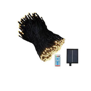 Catena luminosa solare con 500 LED a luce calda, filo nero, pannello solare e telecomando per funzioni e timer.