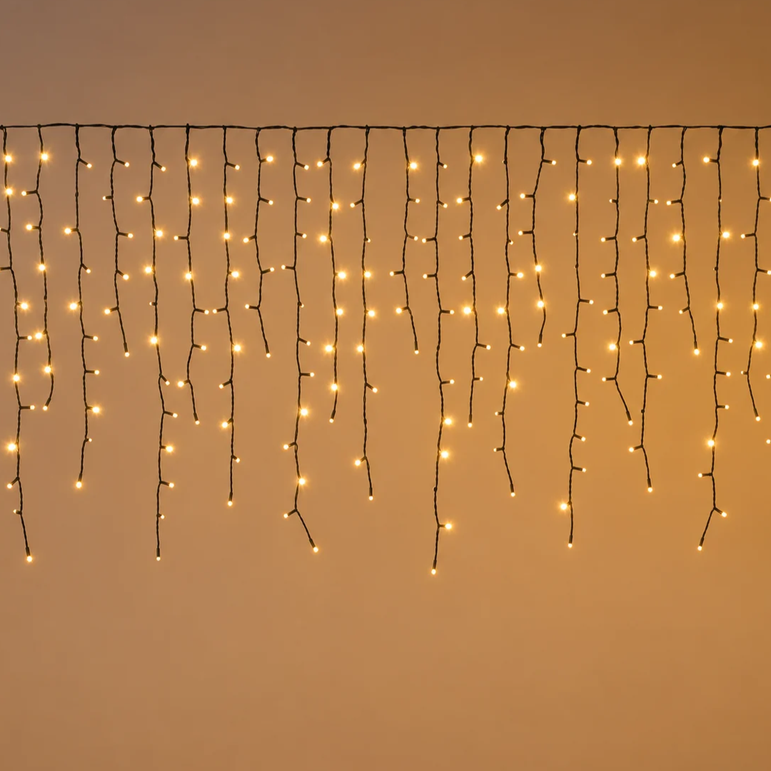 Tenda luminosa Ice Light accesa con fili pendenti irregolari e LED bianco caldo su cavo nero.