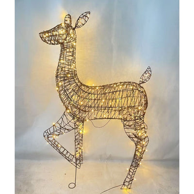 Figura natalizia a forma di cerbiatto con una zampa anteriore sollevata in rattan con luci LED bianco caldo integrate nella struttura.