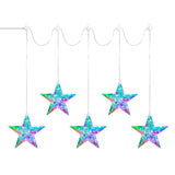 Decorazione luminosa composta da cinque stelle pendenti con superficie trasparente, illuminate da micro LED con effetto iridescente su sfondo bianco.