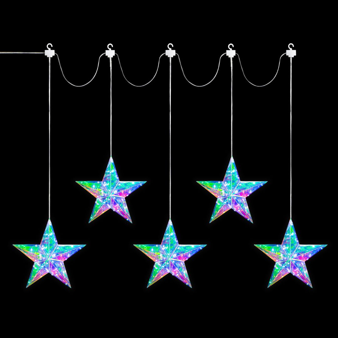 Decorazione luminosa composta da cinque stelle pendenti con superficie trasparente, illuminate da micro LED con effetto iridescente su sfondo nero.