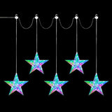 Decorazione luminosa composta da cinque stelle pendenti con superficie trasparente, illuminate da micro LED con effetto iridescente su sfondo nero.
