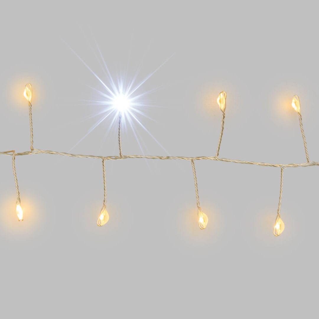 Micro LED a luce calda con un LED effetto flash bianco freddo su sfondo grigio.