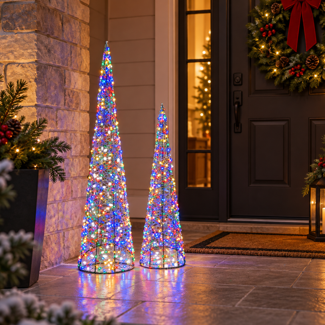 Coppia di coni luminosi Garden Team da 70 e 90 cm con micro LED multicolore, all'ingresso di casa decorato per Natale.