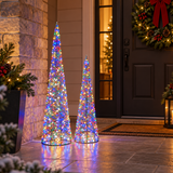 Coppia di coni luminosi Garden Team da 70 e 90 cm con micro LED multicolore, all'ingresso di casa decorato per Natale.