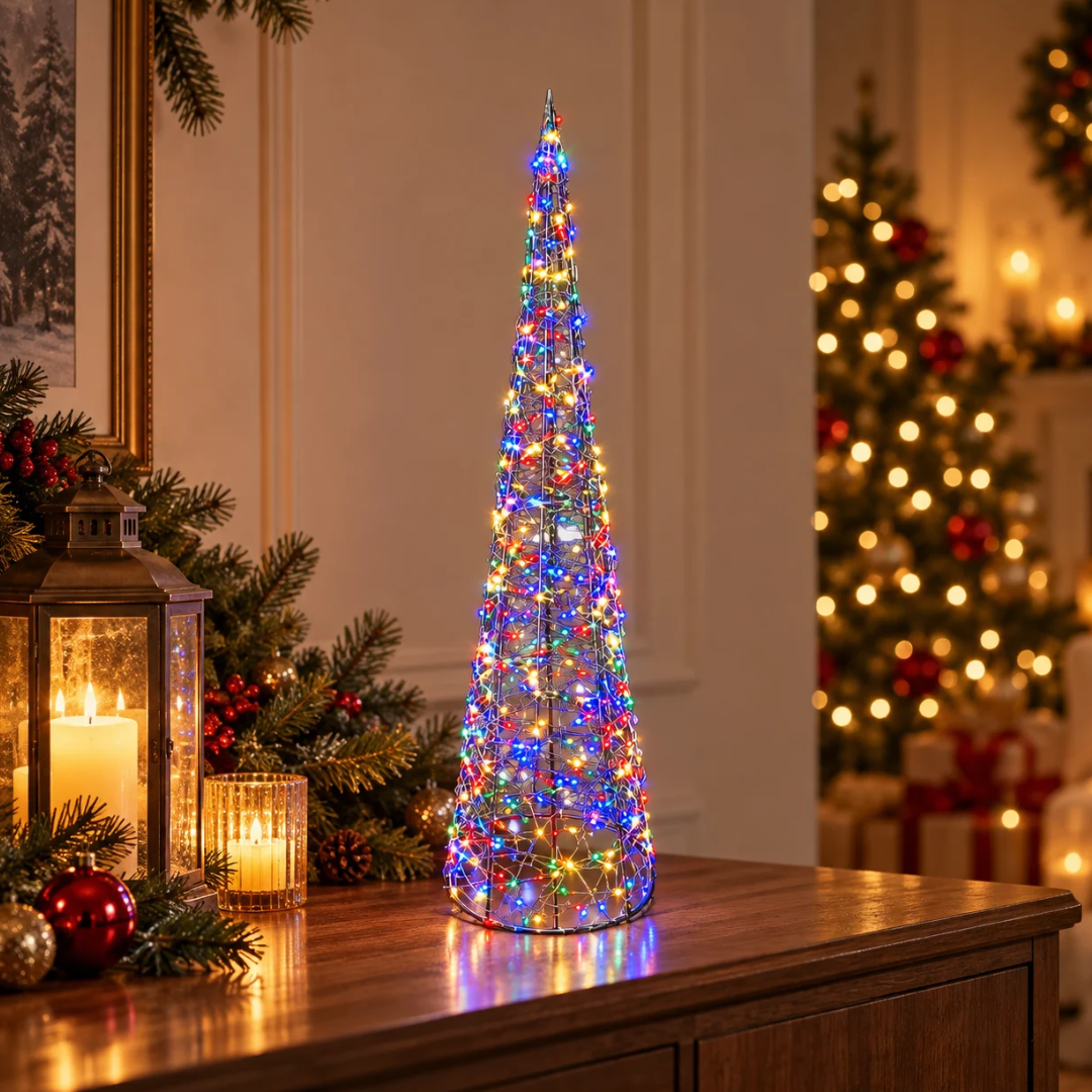 Cono luminoso natalizio Garden Team da 70 cm con micro LED multicolore, su un mobile in legno con decorazioni natalizie.