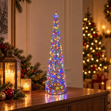 Cono luminoso natalizio Garden Team da 70 cm con micro LED multicolore, su un mobile in legno con decorazioni natalizie.