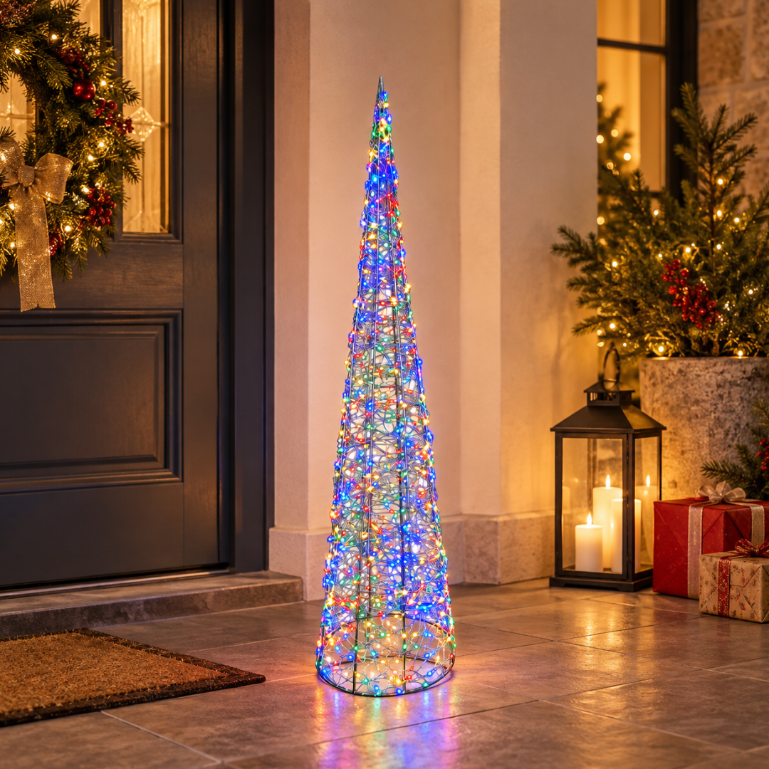 Cono luminoso Garden Team da 90 cm con micro LED multicolore, posizionato all'esterno accanto all'ingresso di casa.