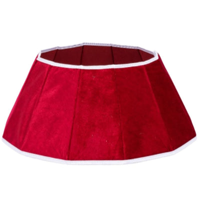 Copribase per albero di Natale in tessuto rosso effetto velluto con bordo bianco su sfondo bianco.