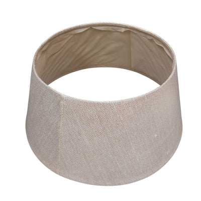 Copribase per albero di Natale in tessuto glitterato argento su sfondo bianco visto dall'alto.