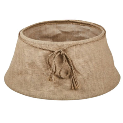 Copribase per albero in juta con cordoncino e fiocco decorativo nella parte alta, su sfondo bianco.