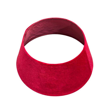 Copribase con diametro alla base di 56 cm per albero di Natale in tessuto rosso effetto velluto su sfondo bianco.