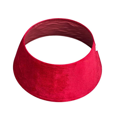 Copribase con diametro alla base di 68 cm per albero di Natale in tessuto rosso effetto velluto su sfondo bianco.