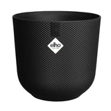 Piccolo coprivaso in plastica riciclata di colore nero con diametro 7 cm.