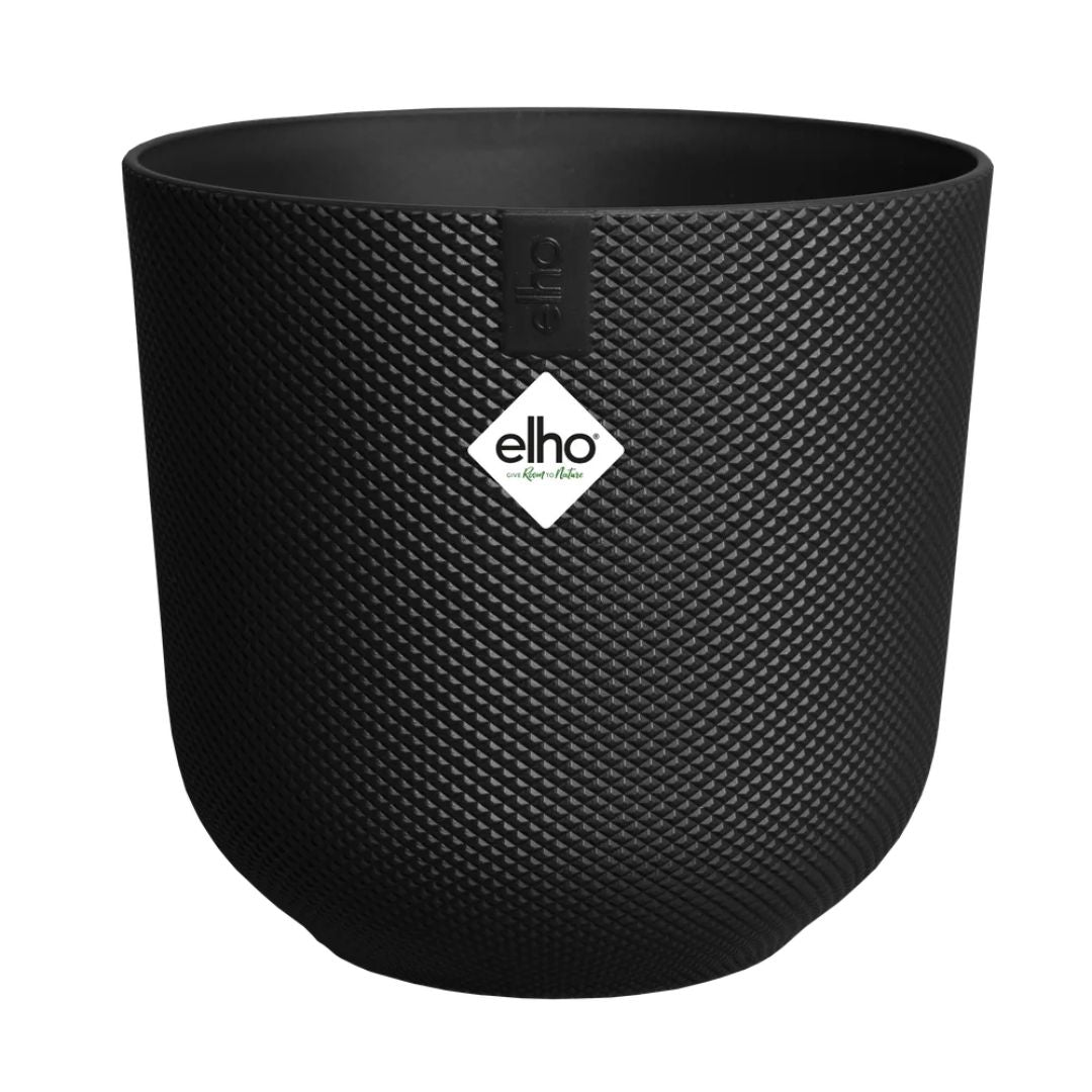 Piccolo coprivaso in plastica riciclata di colore nero con diametro 9 cm.