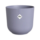Piccolo coprivaso in plastica riciclata di colore viola con diametro 11 cm.