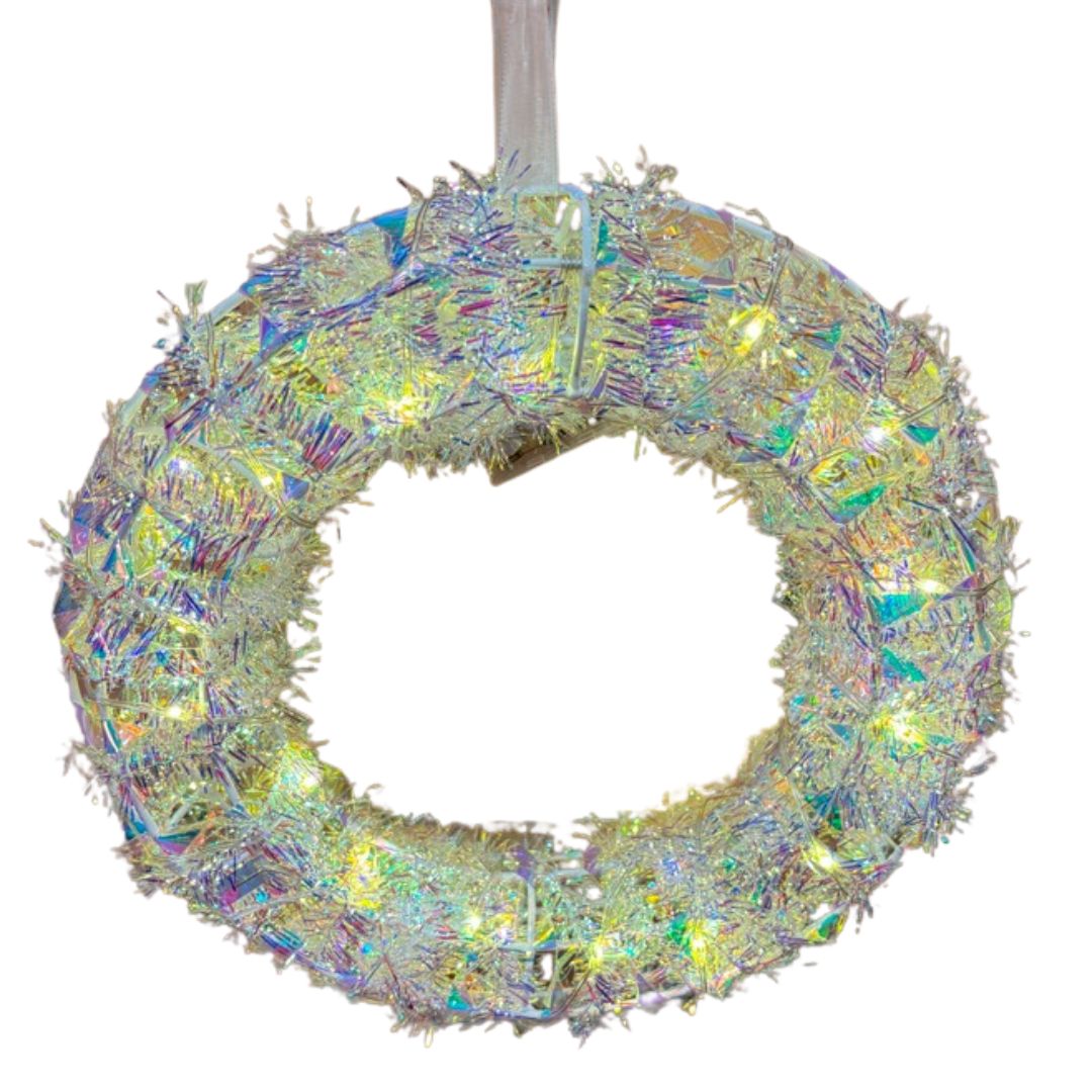 Corona decorativa natalizia iridescente illuminata da luci LED bianco caldo.