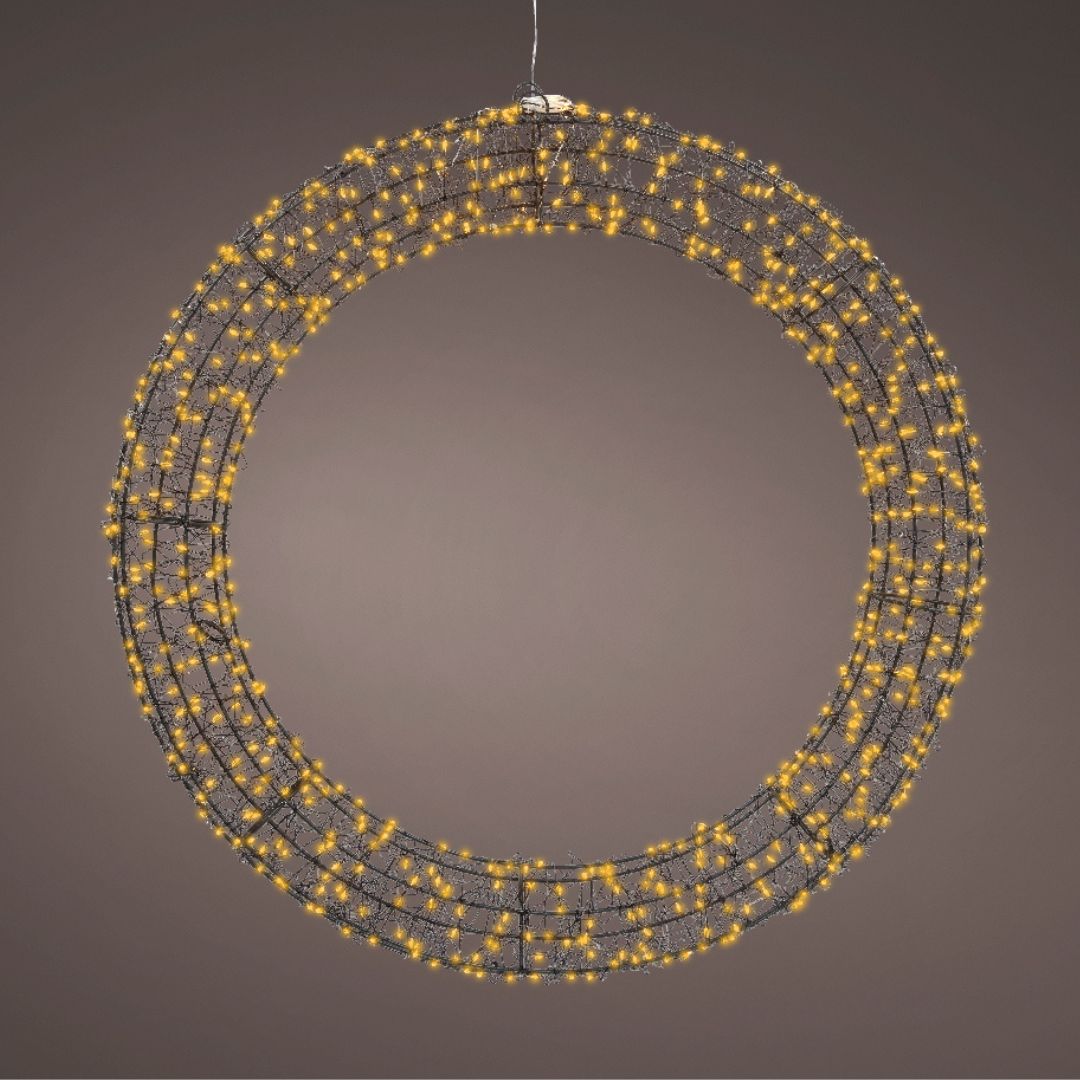 Ghirlanda luminosa da 58 cm accesa, sospesa su sfondo marrone, con microled caldi.