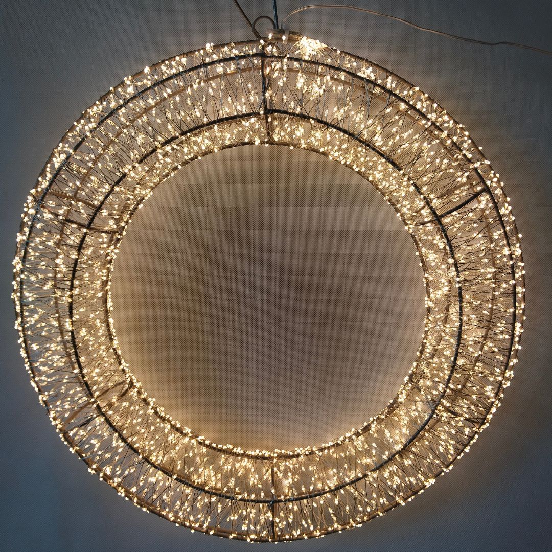 Corona decorativa luminosa con micro LED bianco caldo su struttura metallica circolare diametro 58 cm.