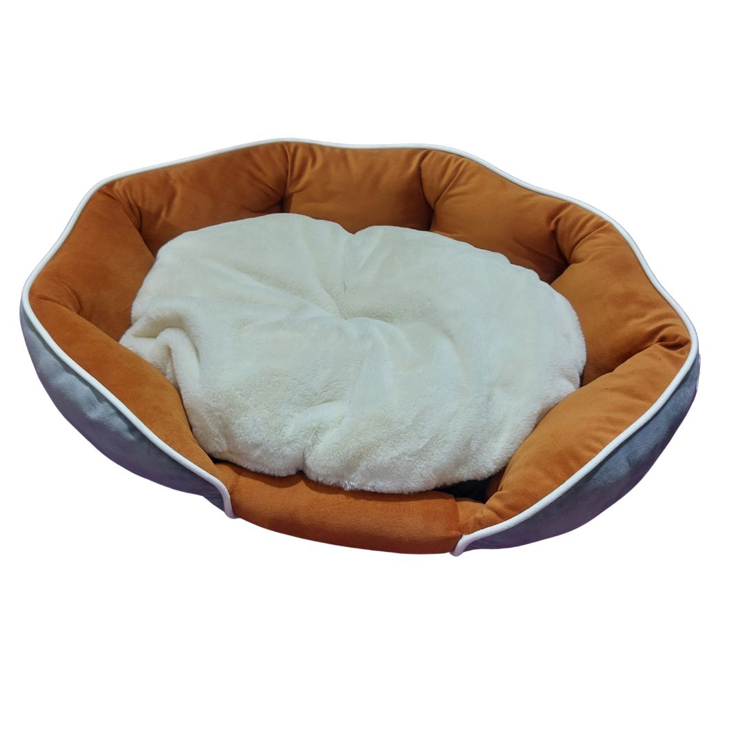 Cuscino per cani e gatti con bordo arancione e grigio e interno imbottito bianco in tessuto morbido.