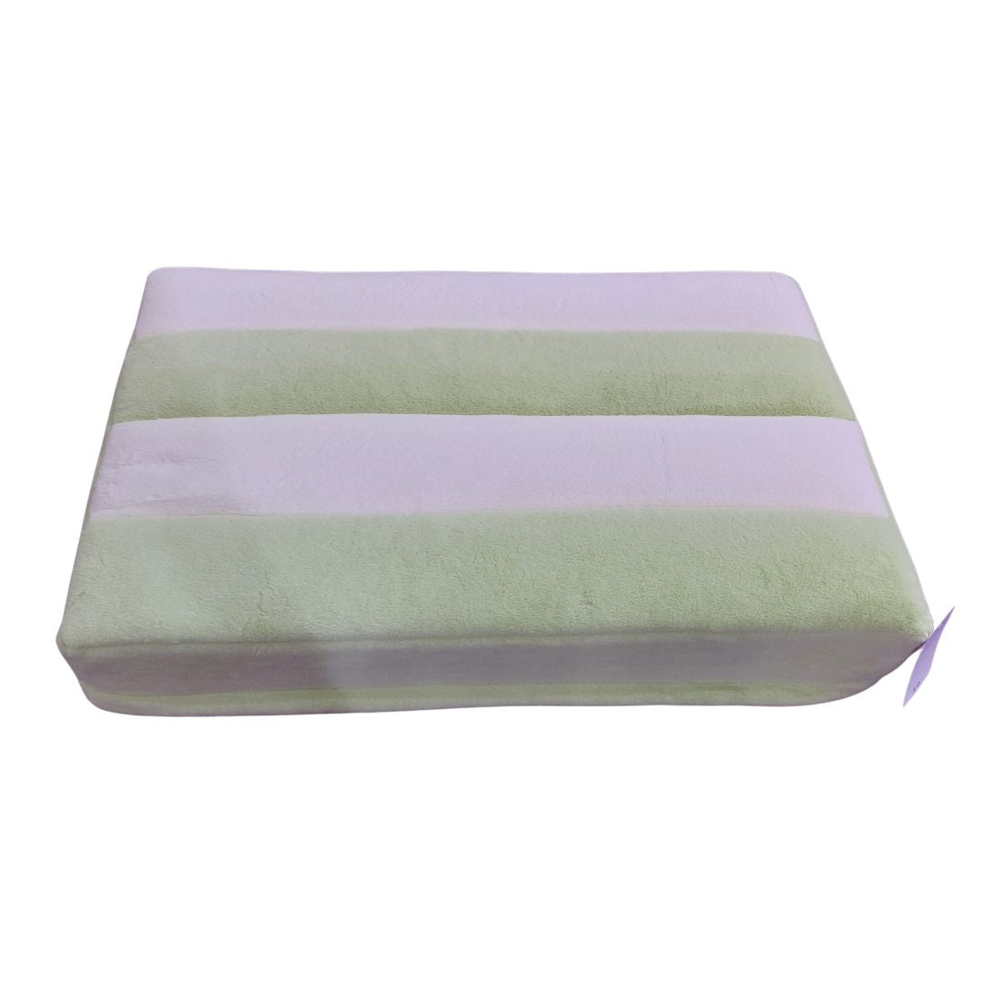 Cuscino rettangolare per cani e gatti in tessuto morbido a righe orizzontali verde menta e bianco.




