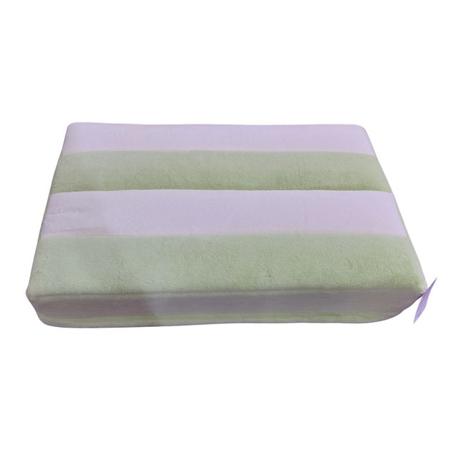 Cuscino rettangolare per cani e gatti in tessuto morbido a righe orizzontali verde menta e bianco.




