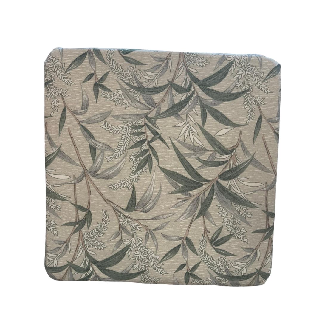 Cuscino per sedia da esterno 40x40cm con fantasia foglie di palma verdi su fondo chiaro.