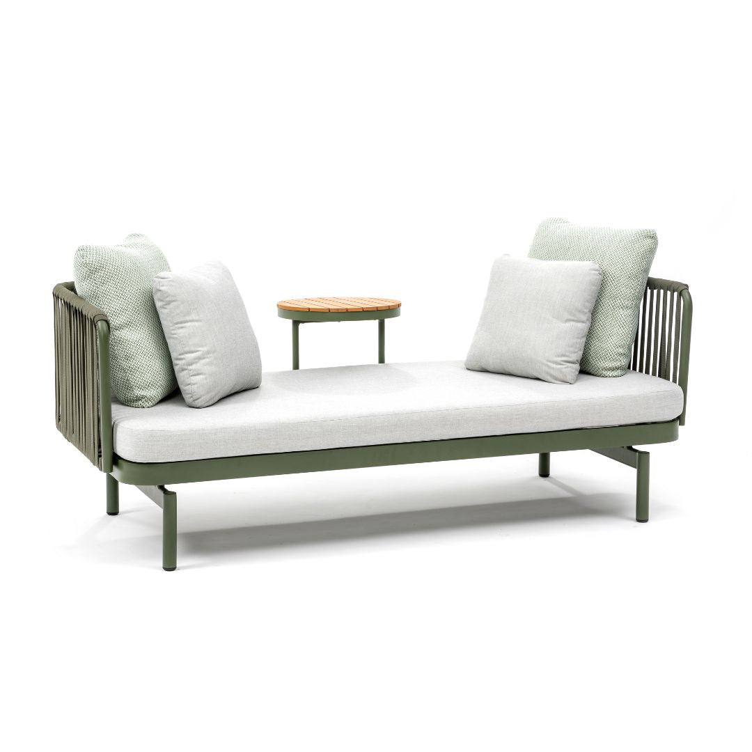 Divano da giardino Bridge con struttura verde oliva, cuscini chiari e tavolino rotondo centrale con top di acacia