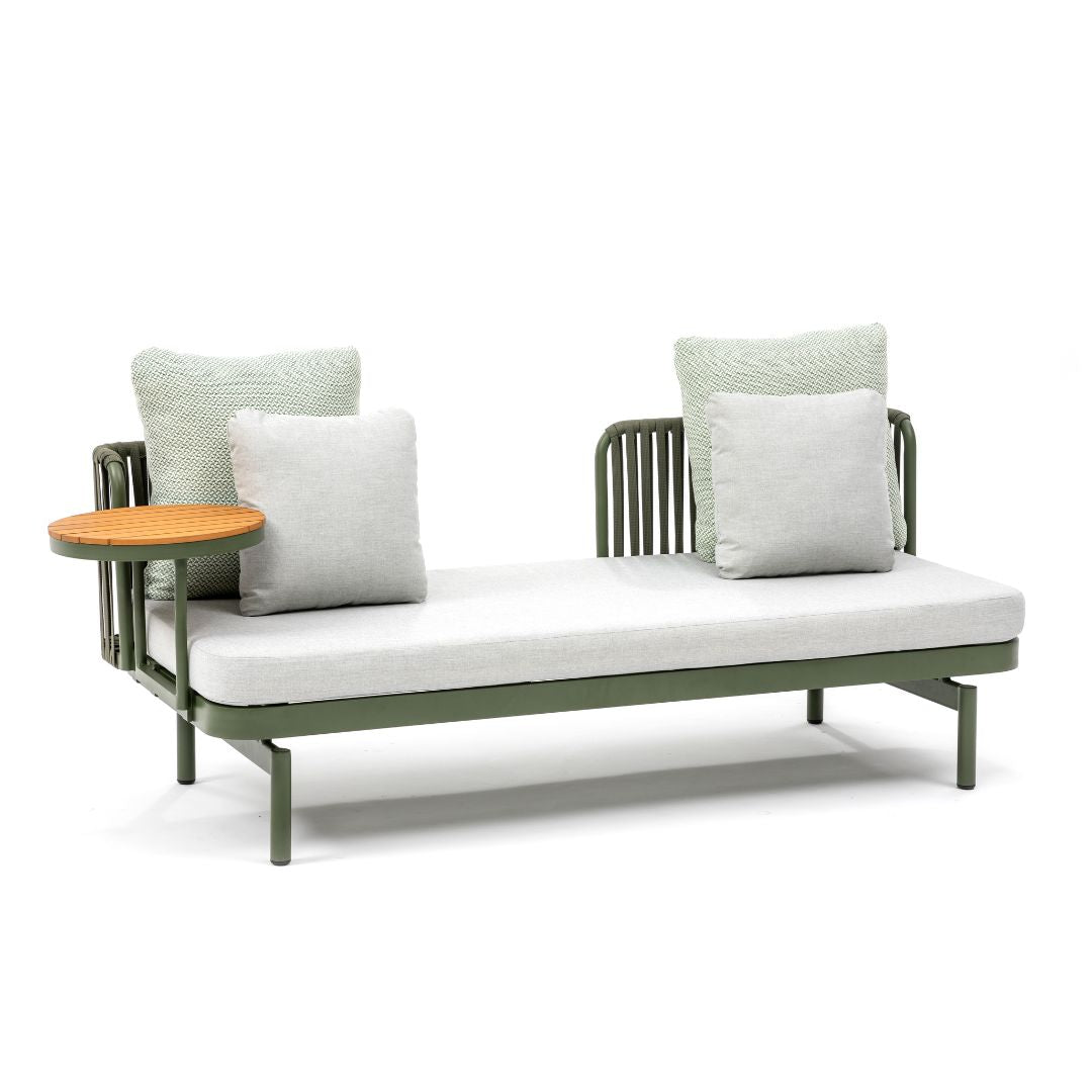Divano da giardino Bridge con struttura verde oliva, cuscini chiari e tavolino laterale rotondo con top di acacia