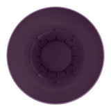 Interno vaso rotondo in plastica viola con serbatoio integrato.