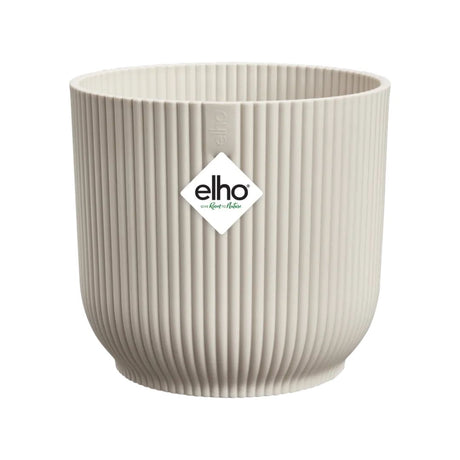 Coprivaso in plastica riciclata bianco con motivo a coste e con diametro 16 cm.