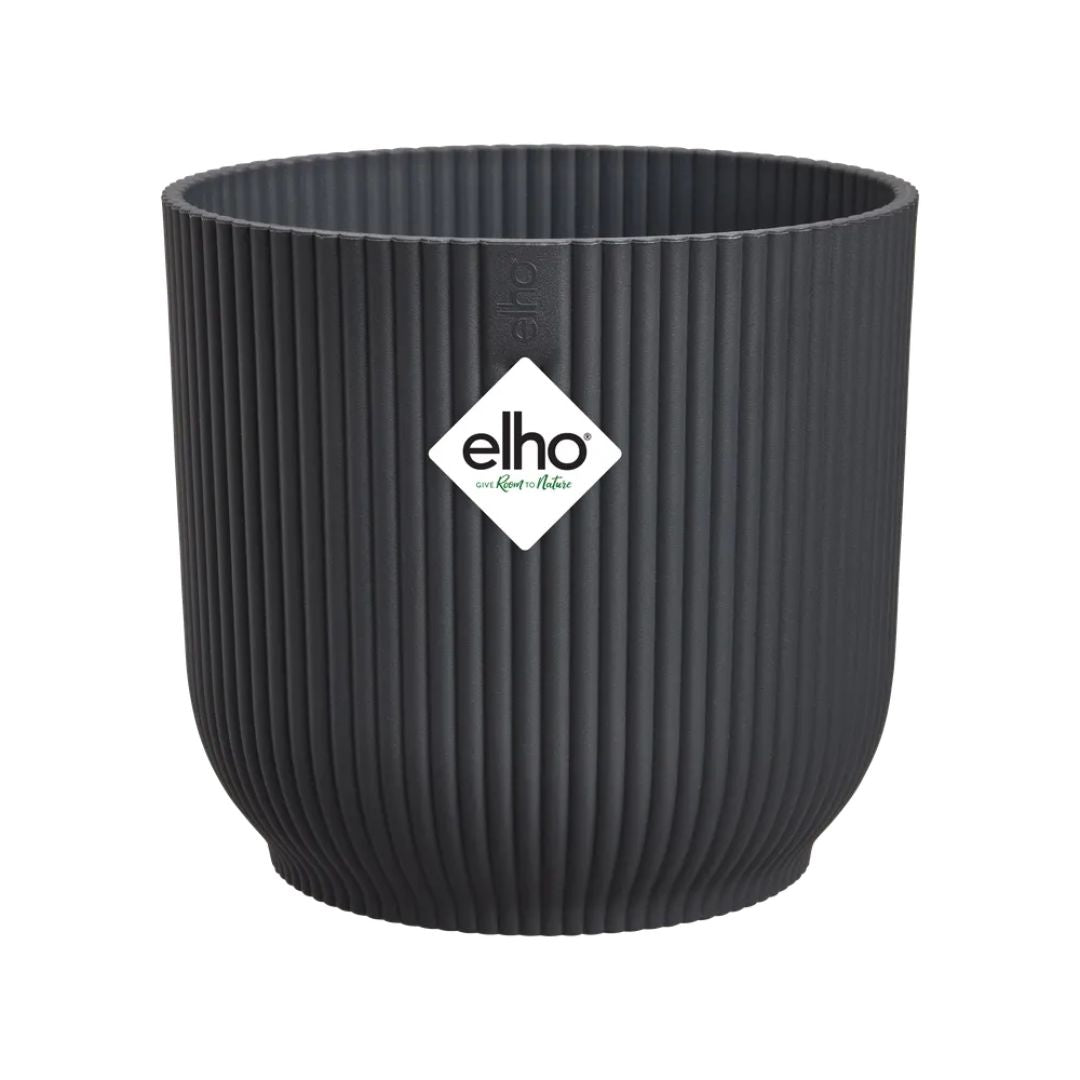 Coprivaso in plastica riciclata nero con motivo a coste e con diametro 22 cm.