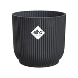 Coprivaso in plastica riciclata nero con motivo a coste e con diametro 30 cm.