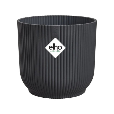 Coprivaso in plastica riciclata nero con motivo a coste e con diametro 35 cm.