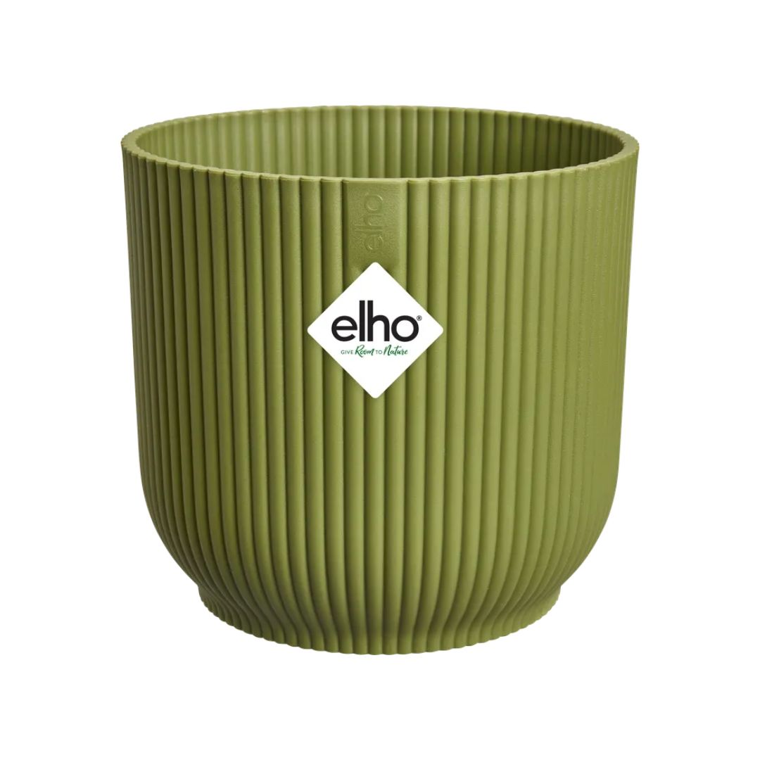 Coprivaso in plastica riciclata verde con motivo a coste e con diametro 18 cm.