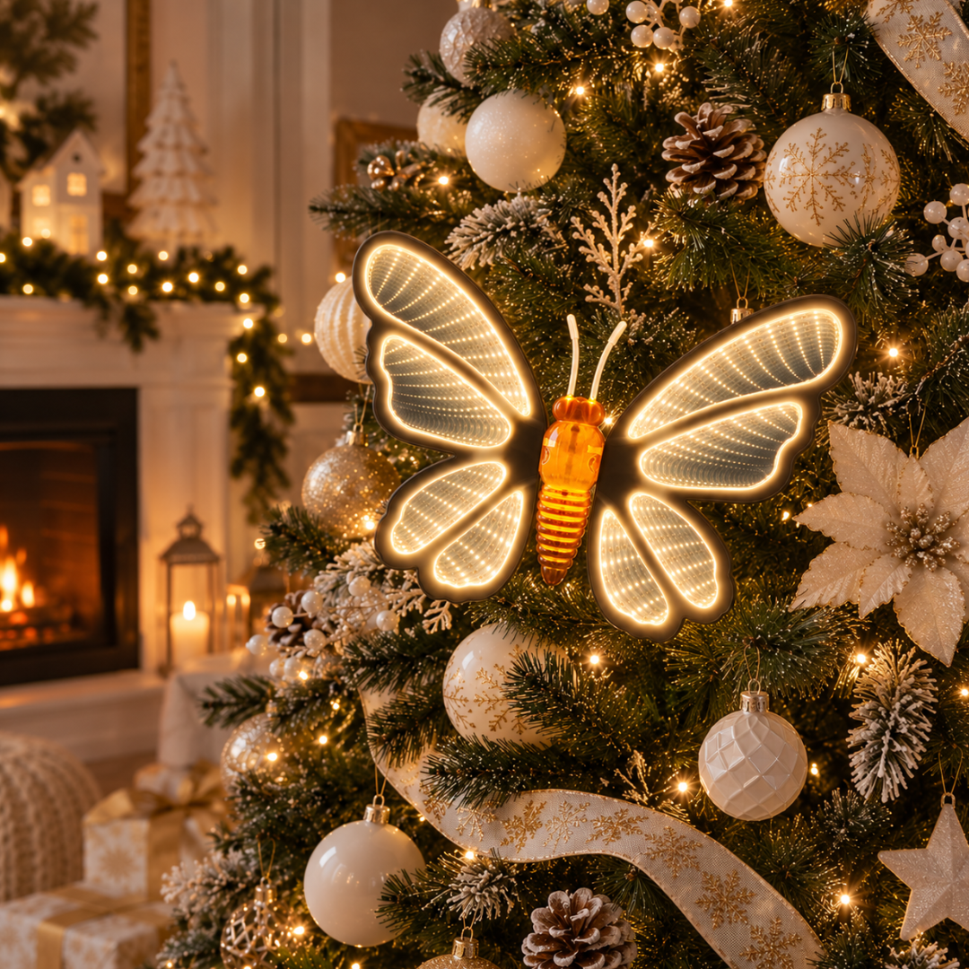 Farfalla Infinity luminosa bianca ambientata su un albero di Natale decorato con palline bianche e dettagli dorati