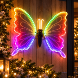 Farfalla LED multicolore 60 cm ambientata su parete esterna