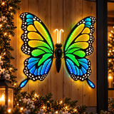 Farfalla LED verde, gialla e blu 60 cm ambientata su parete esterna