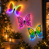 Tre farfalle LED colorate 60 cm ambientate su parete esterna