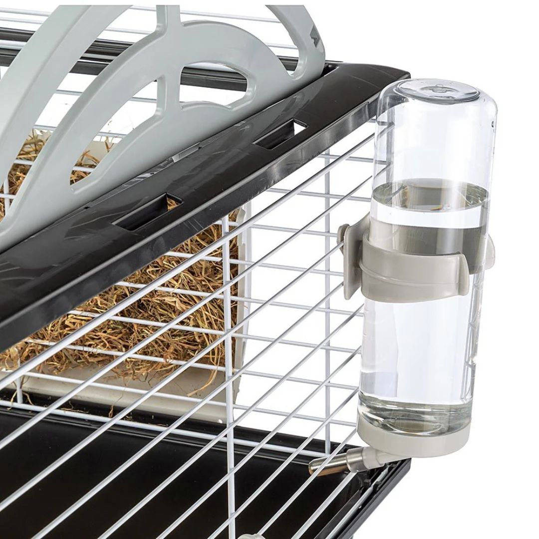 Dettaglio del dispenser per acqua della gabbia per conigli e porcellini d'india Casita.